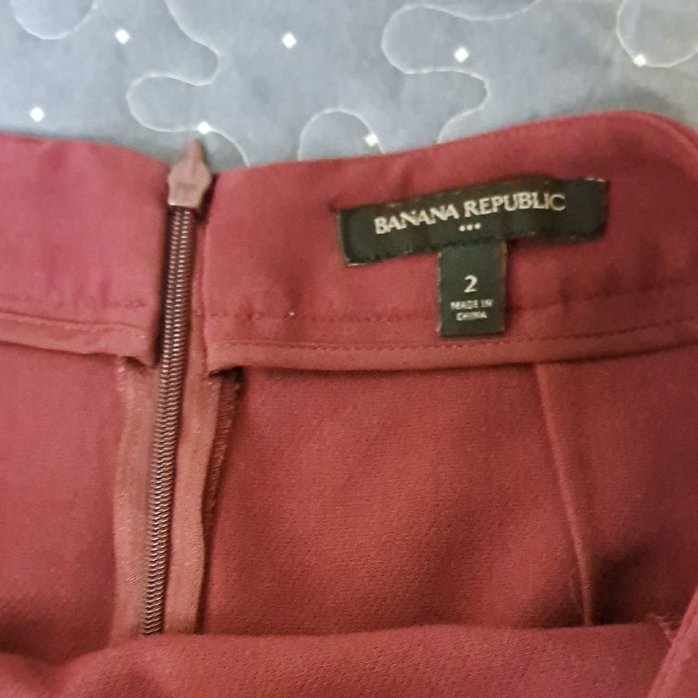 Banana Republic Women's Burgundy Skirt size 2 - Picture 2 of 6